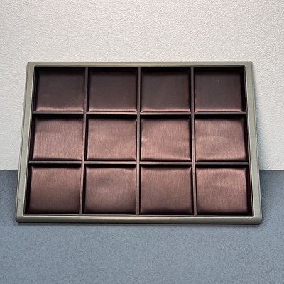 355 * 255 * 25 มม. สีน้ำตาล PU เครื่องประดับถาดแสดงสำหรับแหวนต่างหูสร้อยคอจี้