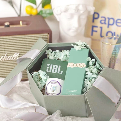 กล่องบรรจุภัณฑ์เครื่องสำอางที่หรูหรารีไซเคิลได้ Matt Lamination Gift Pack พร้อม Ribbon