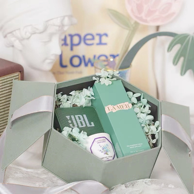 กล่องบรรจุภัณฑ์เครื่องสำอางที่หรูหรารีไซเคิลได้ Matt Lamination Gift Pack พร้อม Ribbon