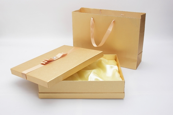 กล่องบรรจุภัณฑ์เครื่องสำอางหรูหรากระดาษ 100 * 100 * 40 มม. พร้อมริบบิ้น