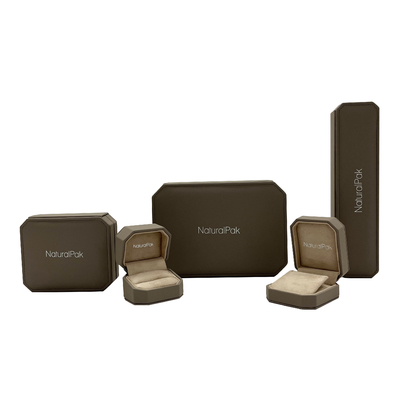 กล่องบรรจุภัณฑ์เครื่องประดับ PU สีกากี soft Touch สำหรับแหวนต่างหูกำไล